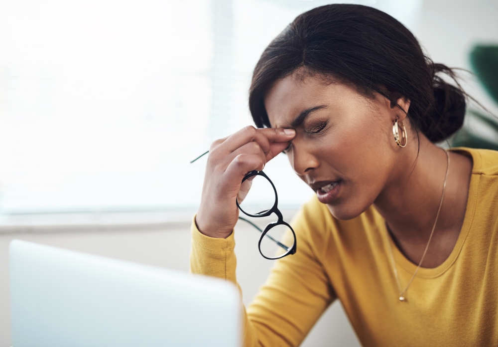 woman with brain fog holding forehead