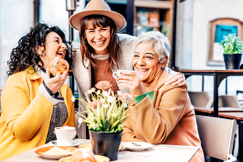 women eating healthy at restaurant