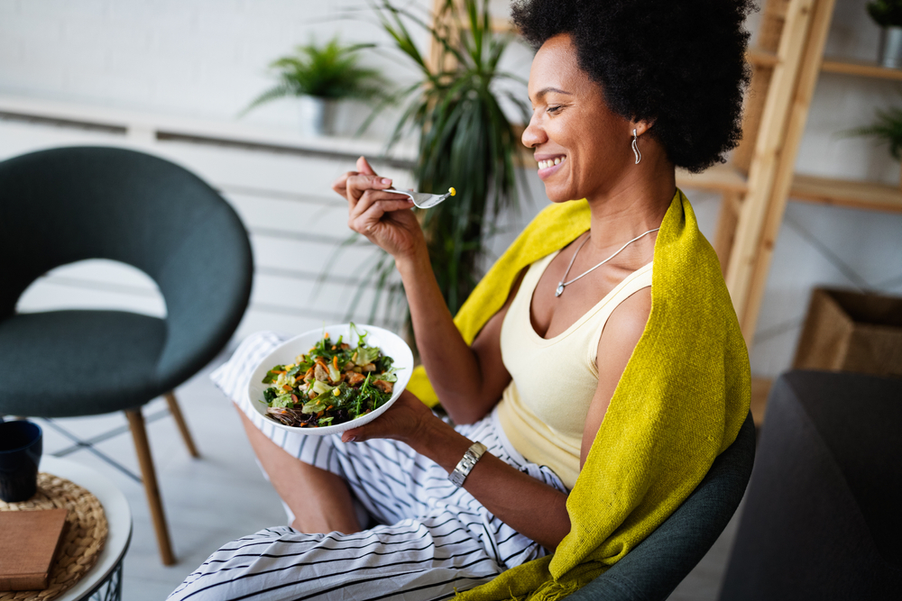 woman eating healthy foods to lower blood sugar levels